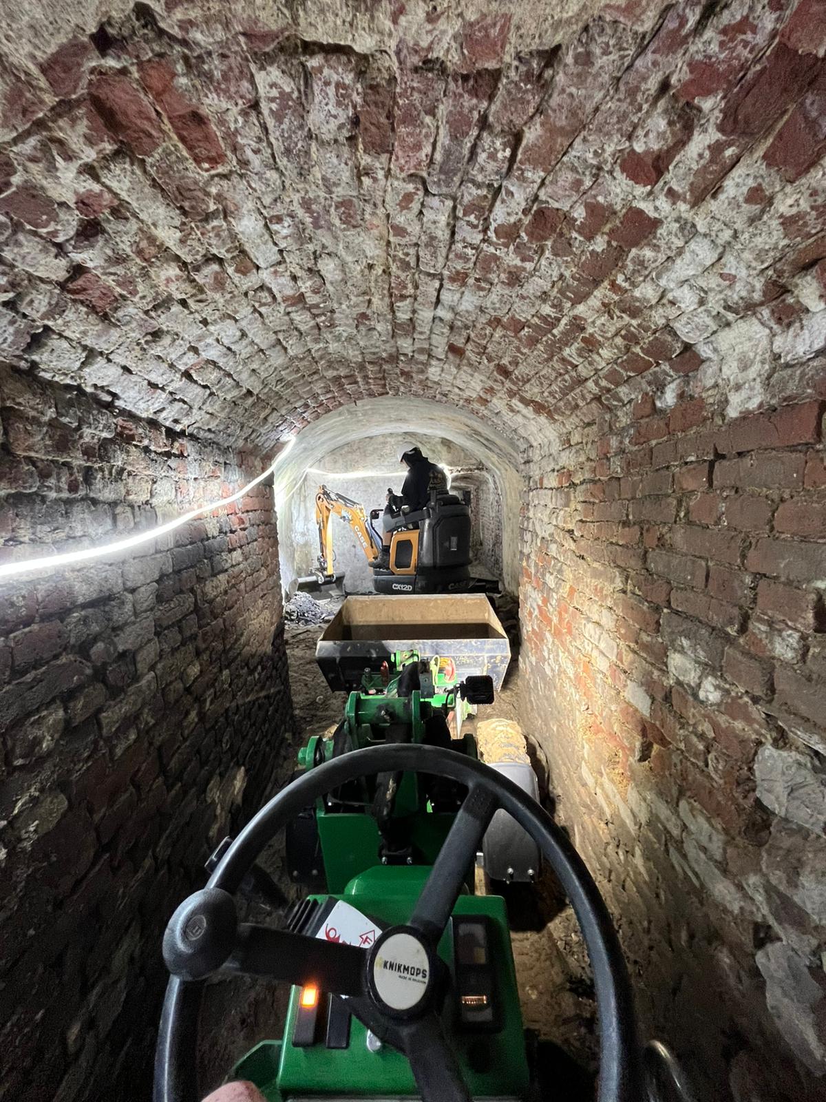 Minigraver en knikmops aan het werk in de historische gewelven van het Kasteel van Heers