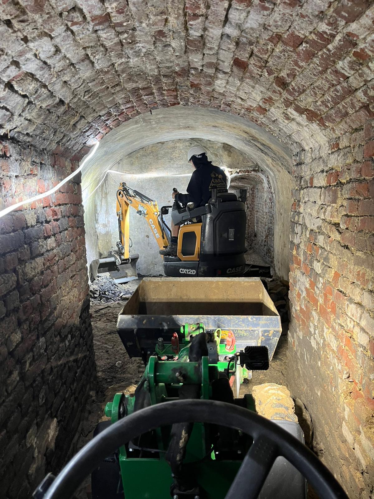 Uitgravingen voor archeologisch onderzoek in de kelders van het Kasteel van Heers