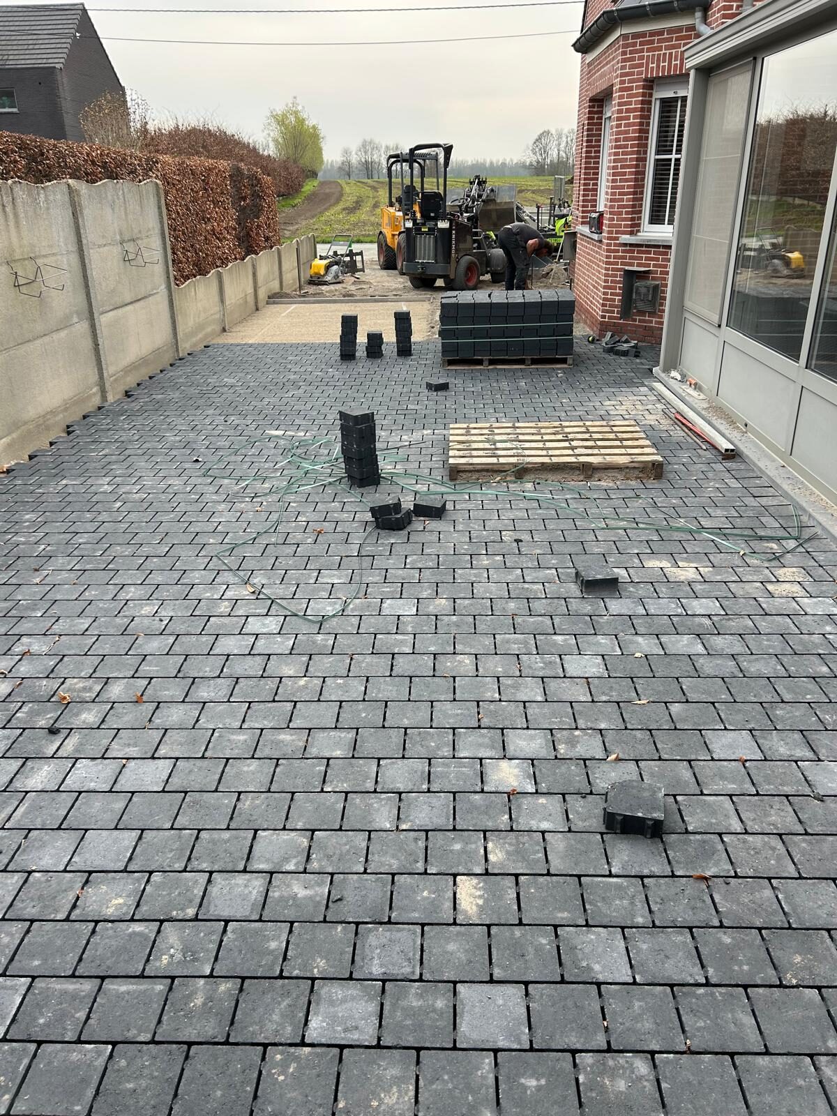 Klinkers en machines op de werf tijdens de uitvoering